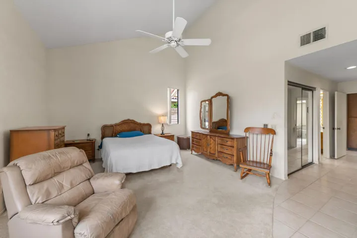 Vaulted Ceiling w/Fan