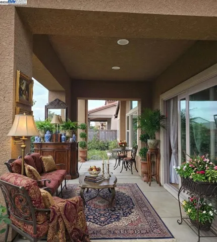 California room is virtually staged.