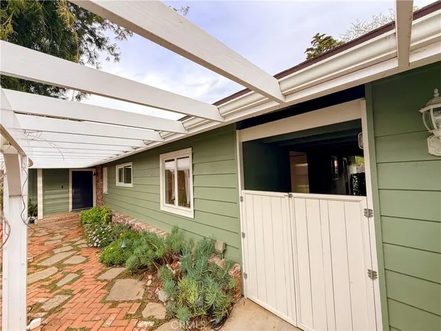 Gate to Breezeway between garage and house