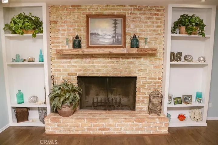 Wood burning fireplace, plumbed for gas