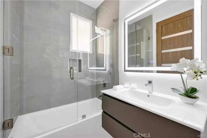 14570 1/2 Dickens Street, Sherman Oaks, California 91403