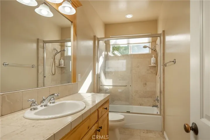 Hallway bathroom shared by 2 bedrooms