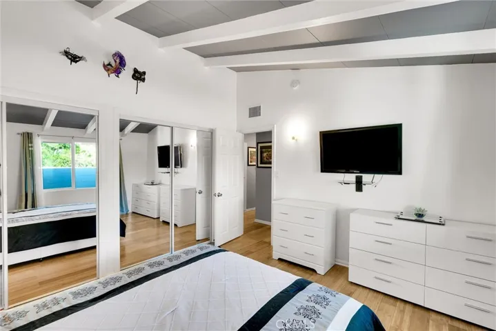 Guest bedroom pic 3 with mirrored closet doors