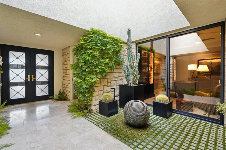 Private front courtyard