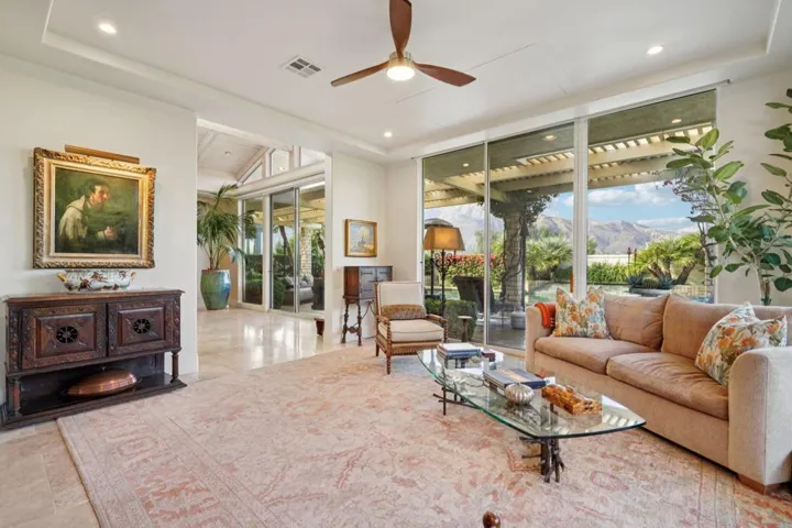 Sitting room off kitchen, mtn views