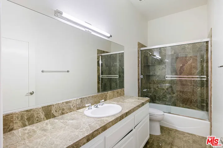 Shared Bathroom in Upper Hallw