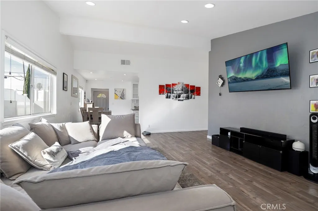 13345 Calcutta, Sylmar, California 91342 home-pic-7