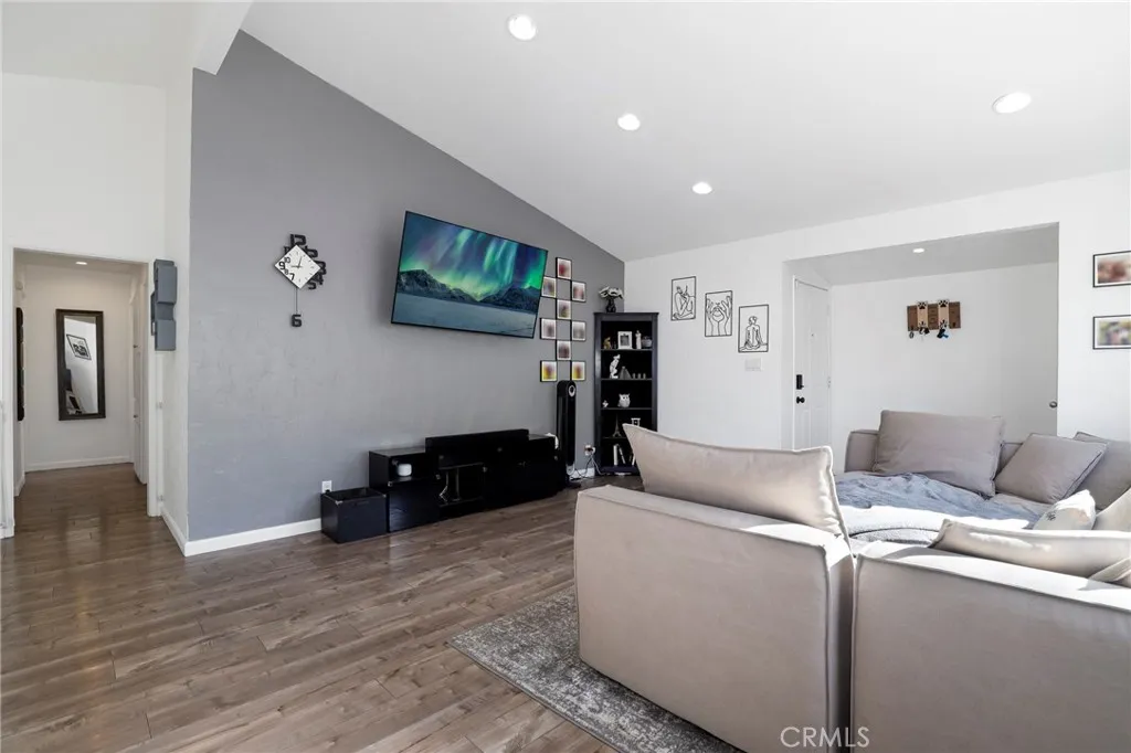 13345 Calcutta, Sylmar, California 91342 home-pic-9