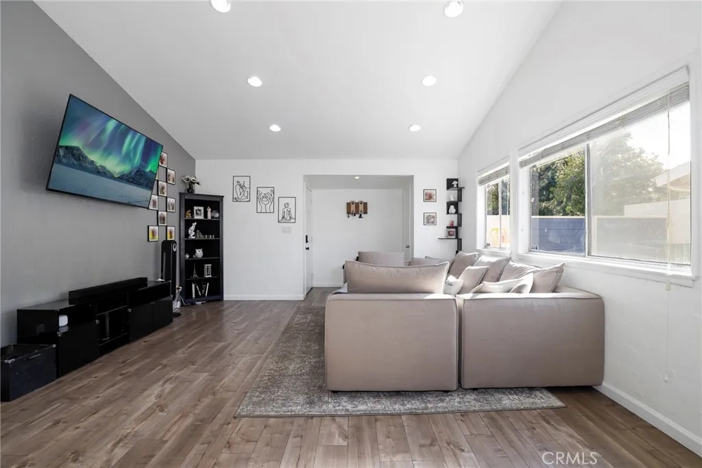 13345 Calcutta, Sylmar, California 91342 home-pic-8