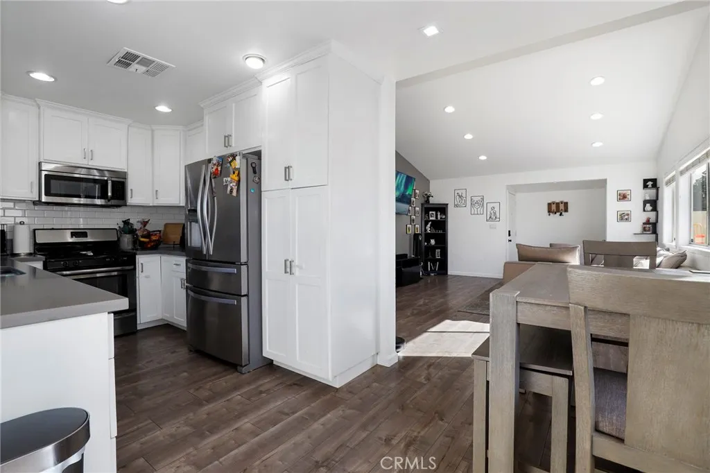 13345 Calcutta, Sylmar, California 91342 home-pic-11