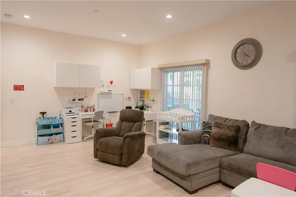 1135 E Verdugo Avenue, Burbank, California 91501 home-pic-26