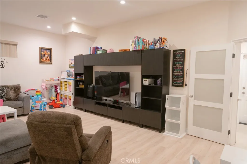 1135 E Verdugo Avenue, Burbank, California 91501 home-pic-28