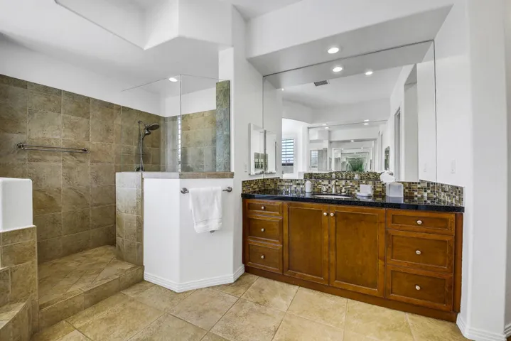 25 MASTER BATH MLS SIZE