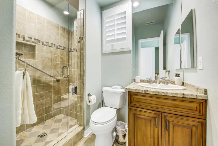 04 BATHROOM MLS SIZE