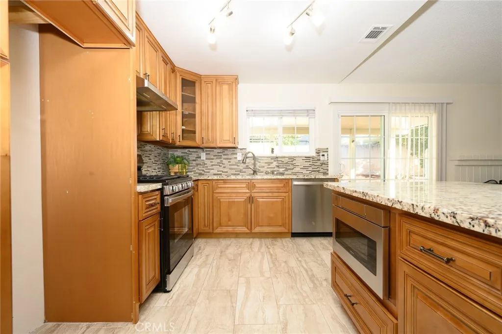 2350 N Beechwood, Rialto, California 92377 home-pic-9