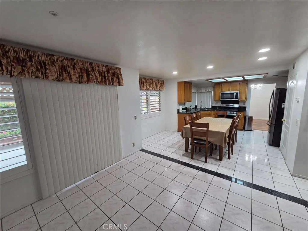 1669 Victoria Street W, Rialto, California 92376 home-pic-18