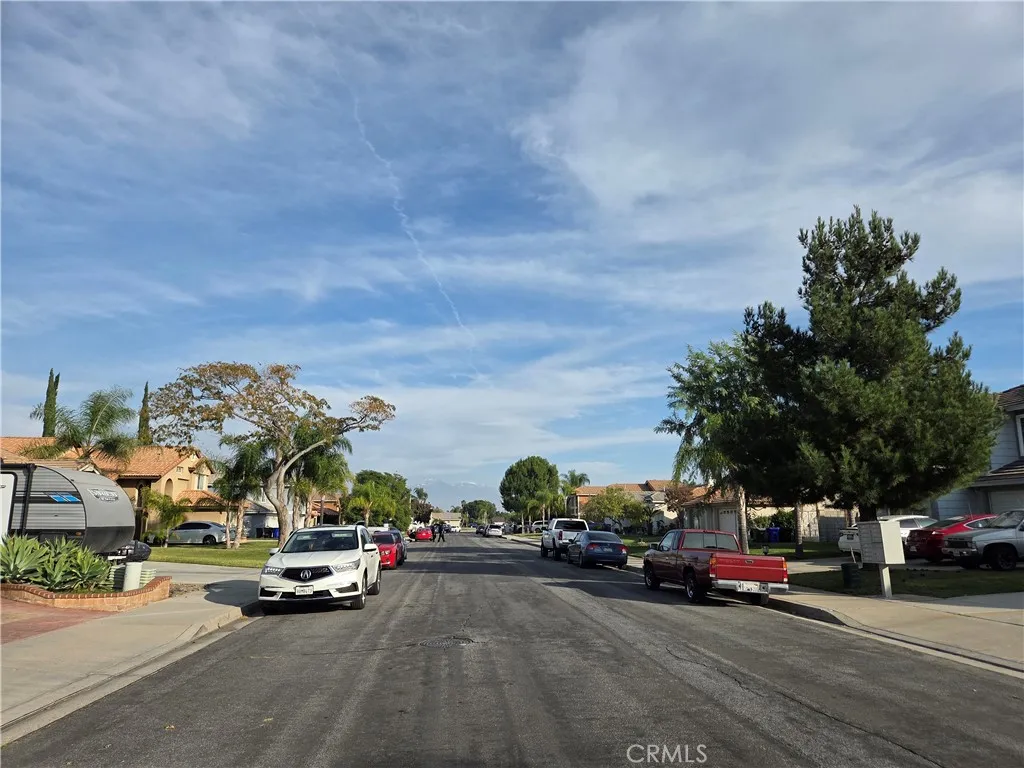 1669 Victoria Street W, Rialto, California 92376 home-pic-4