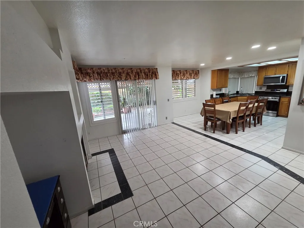 1669 Victoria Street W, Rialto, California 92376 home-pic-19