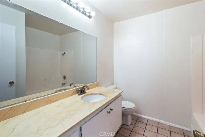 Hall bathroom for secondary bedroom and guests