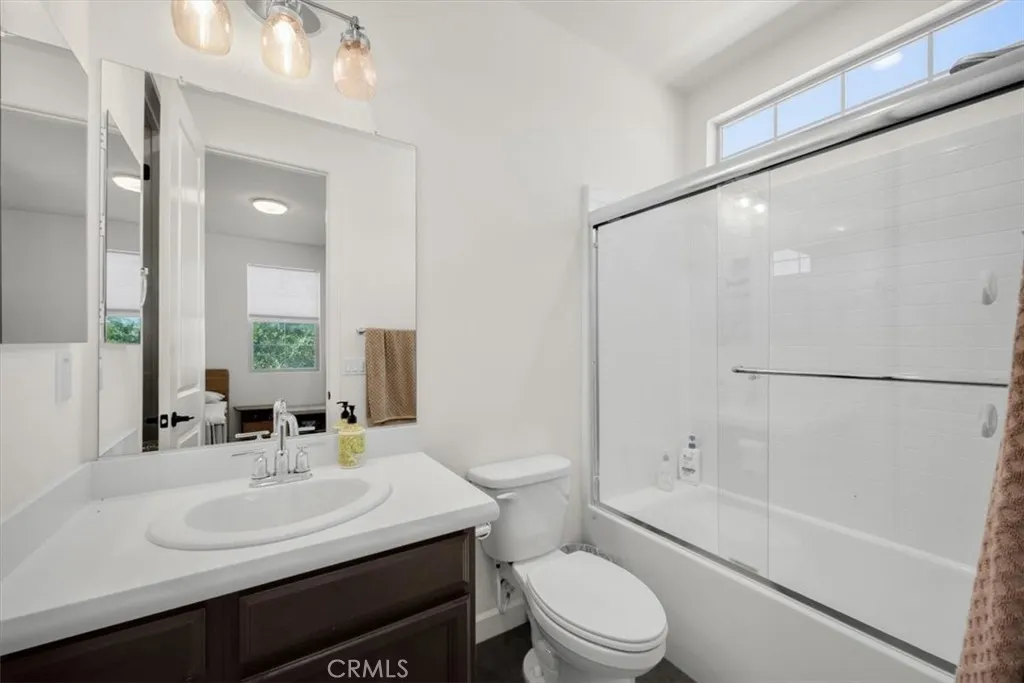 En Suite Bathroom with walk-in closet