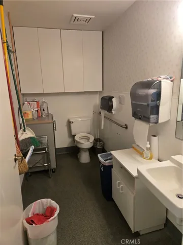 Secondary bathroom.