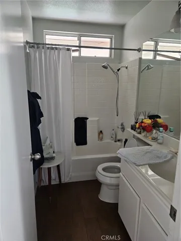 Bathroom 2 - shared, in the hall
