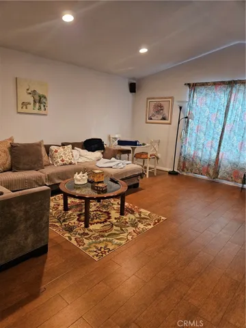 Living room (bonus room)