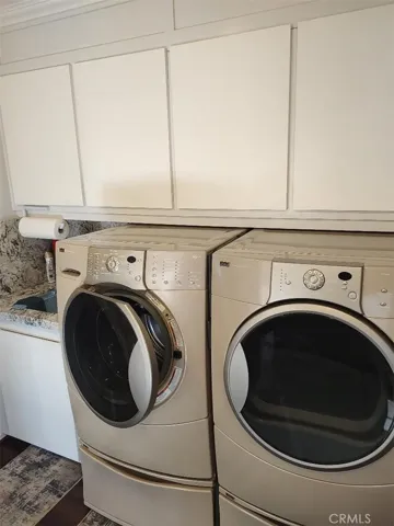 PRIVATE LAUNDRY ROOM IN HOUSE