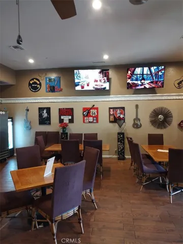 RELAXING AREA WITH TVS