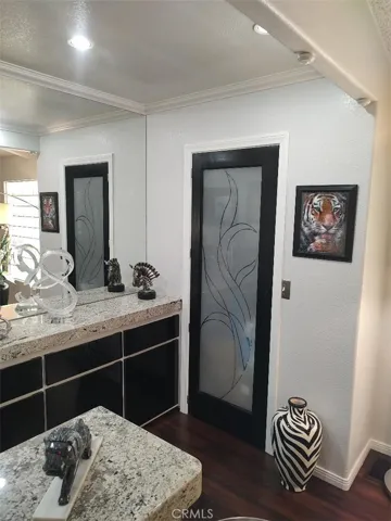 SEPARATE COCKTAIL BAR AND PANTRY