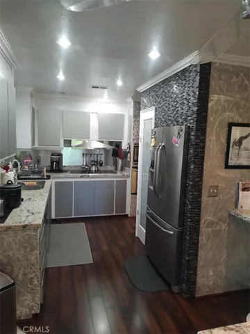 KITCHEN WITH ACCENT WALLS