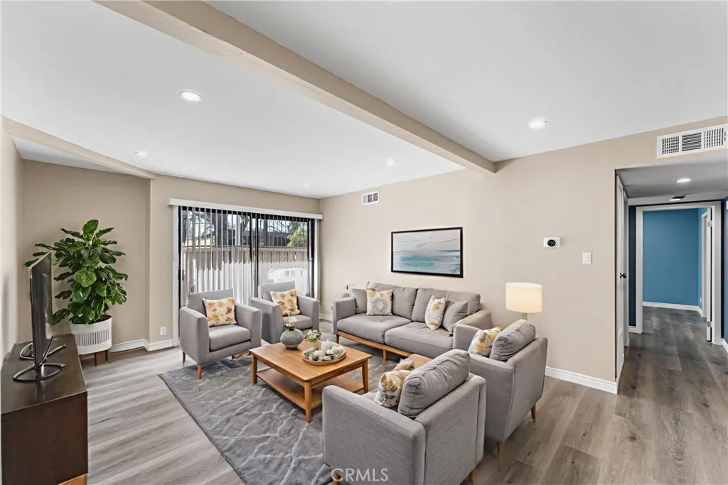 15511 Sherman Way, Van Nuys, California 91406 home-pic-7