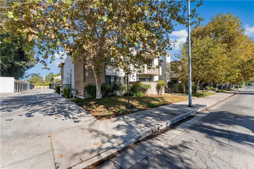 15511 Sherman Way, Van Nuys, California 91406 home-pic-1
