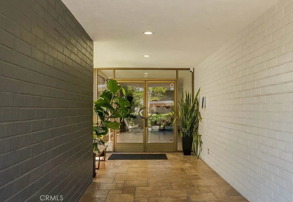 419 N Oakhurst Drive 102, Beverly Hills, California 90210 home-pic-3