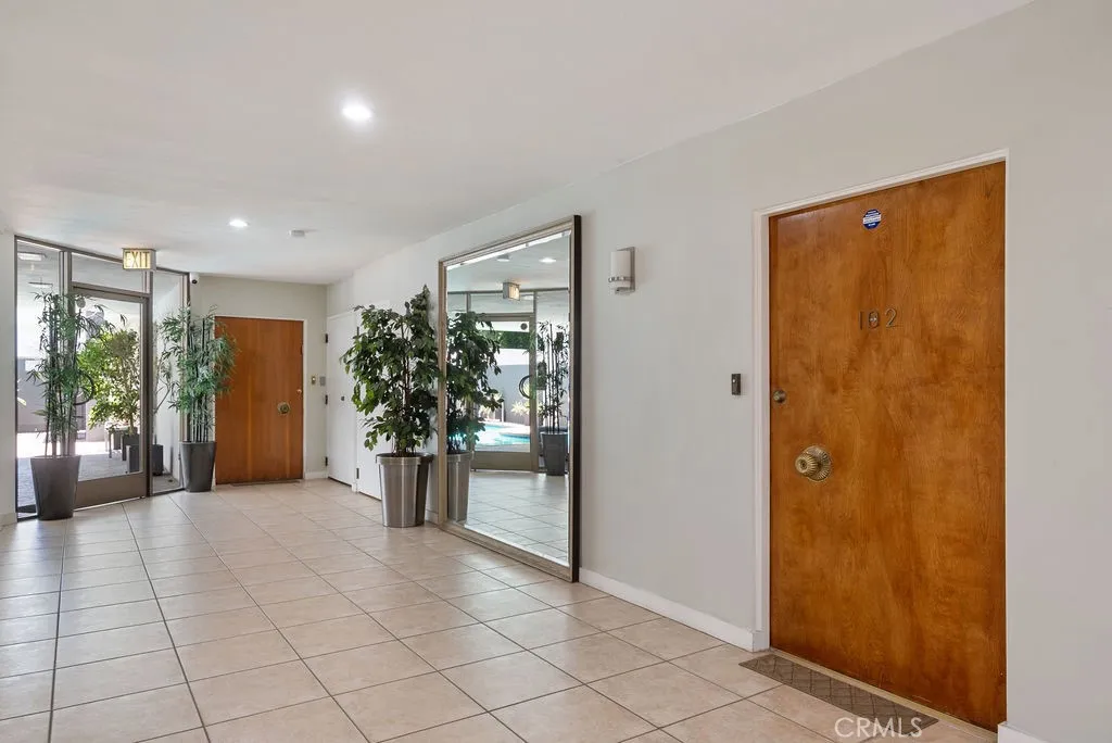 419 N Oakhurst Drive 102, Beverly Hills, California 90210 home-pic-6