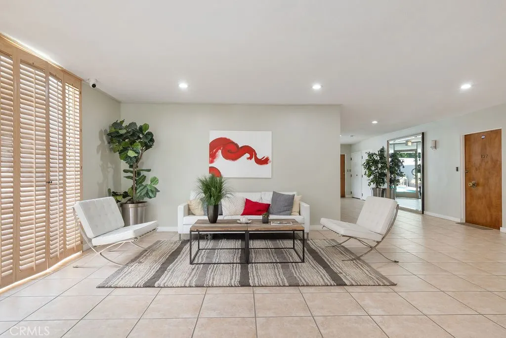 419 N Oakhurst Drive 102, Beverly Hills, California 90210 home-pic-4