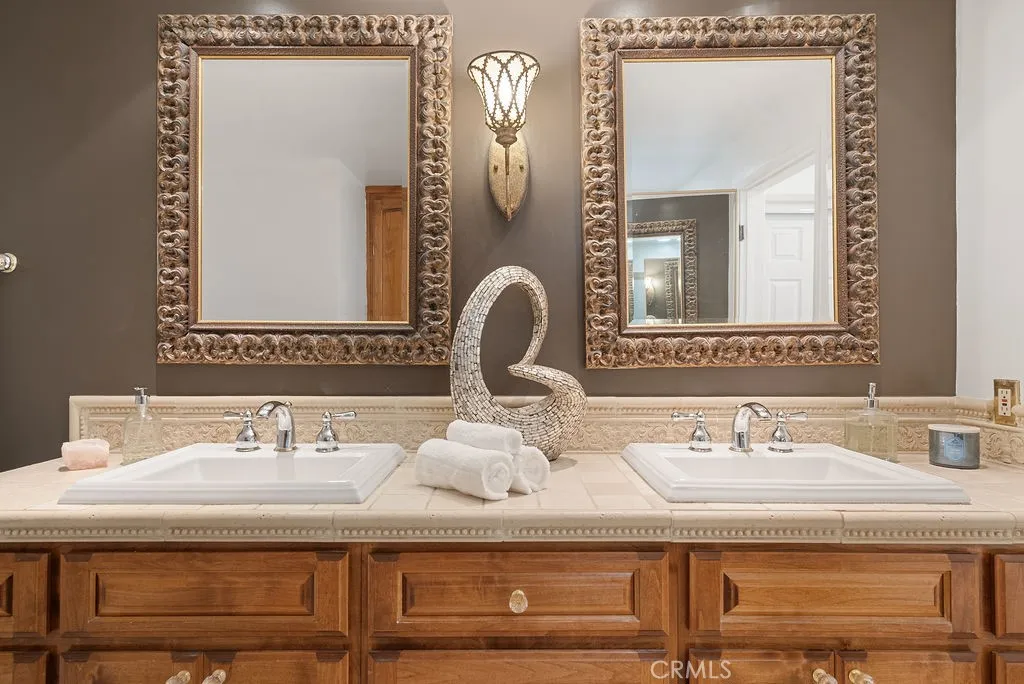 419 N Oakhurst Drive 102, Beverly Hills, California 90210 home-pic-23