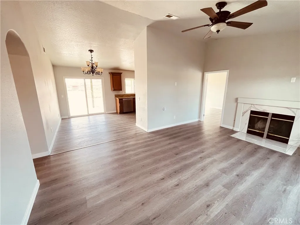 20891 Thunderbird, Apple Valley, California 92307 home-pic-11