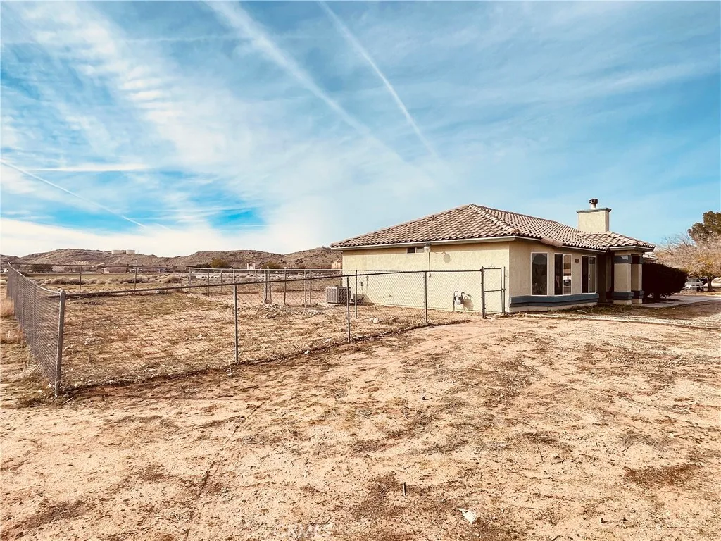 20891 Thunderbird, Apple Valley, California 92307 home-pic-5