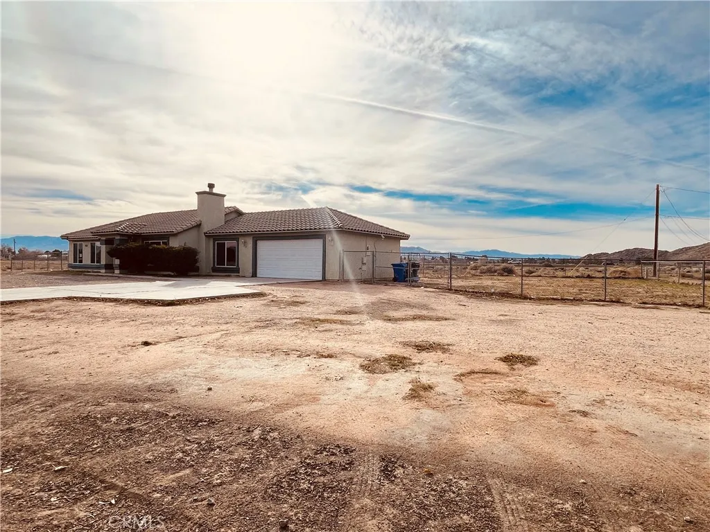 20891 Thunderbird, Apple Valley, California 92307 home-pic-2