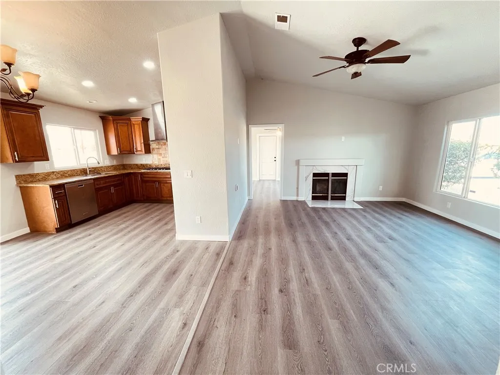 20891 Thunderbird, Apple Valley, California 92307 home-pic-14