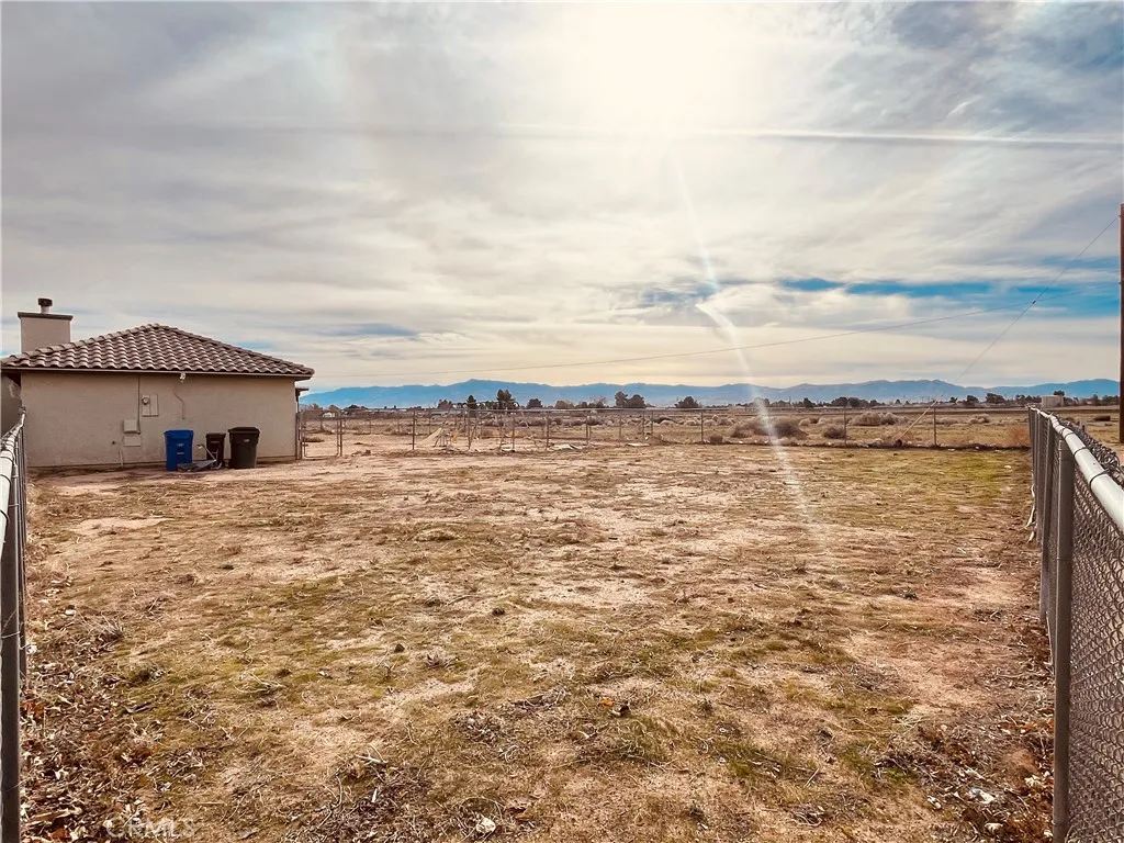 20891 Thunderbird, Apple Valley, California 92307 home-pic-4