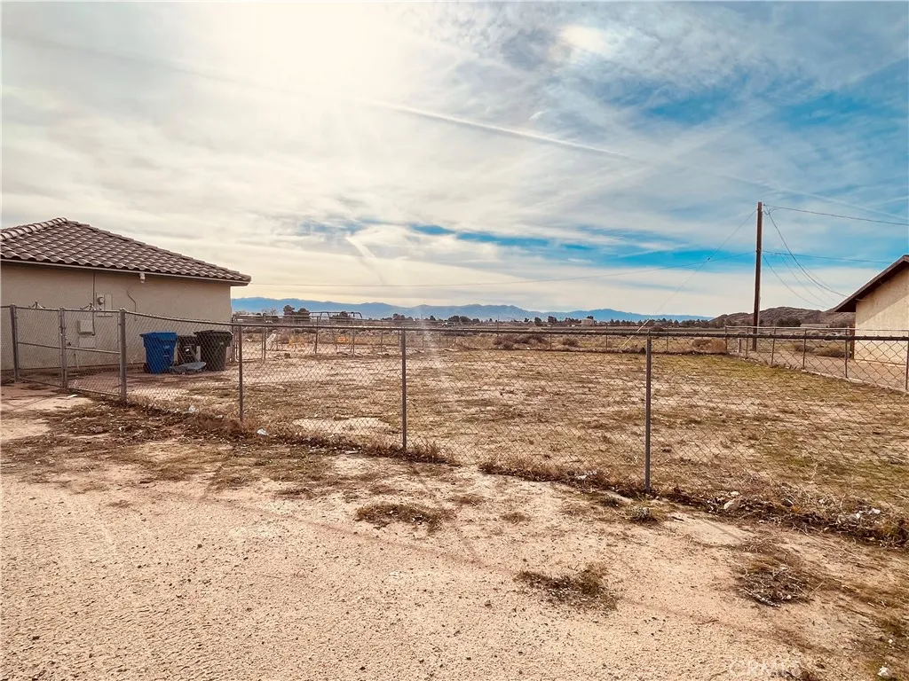 20891 Thunderbird, Apple Valley, California 92307 home-pic-3