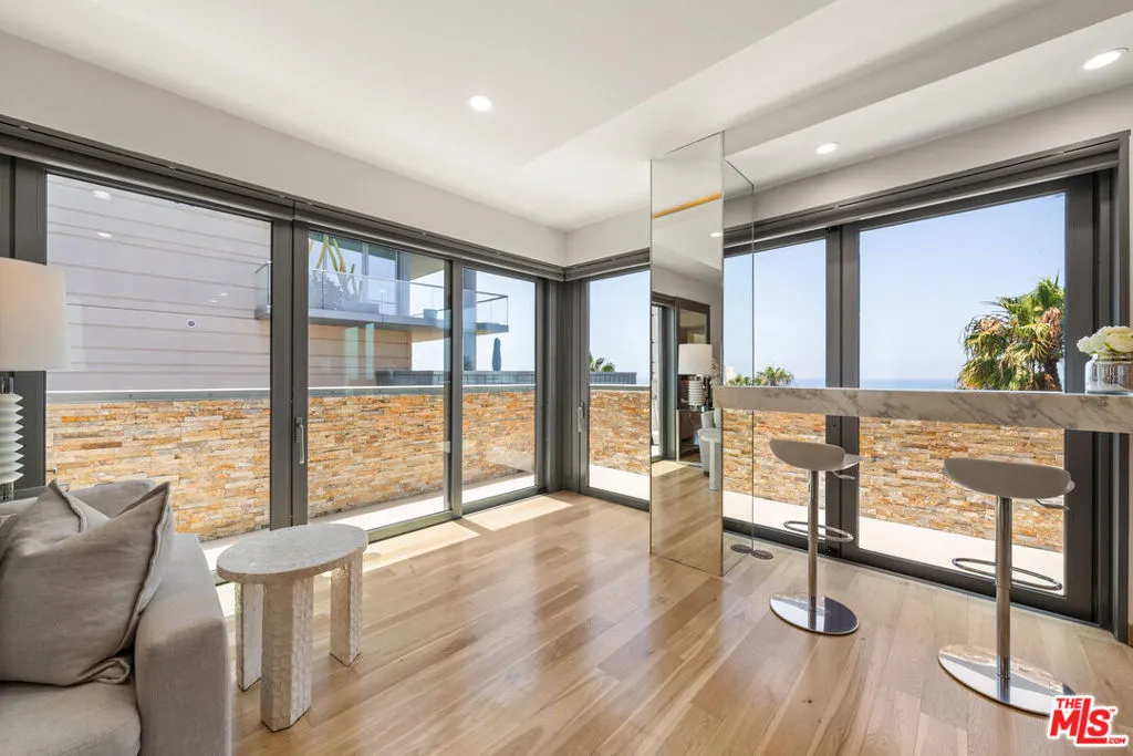 1755 Ocean Avenue 811, Santa Monica, California 90401 home-pic-7
