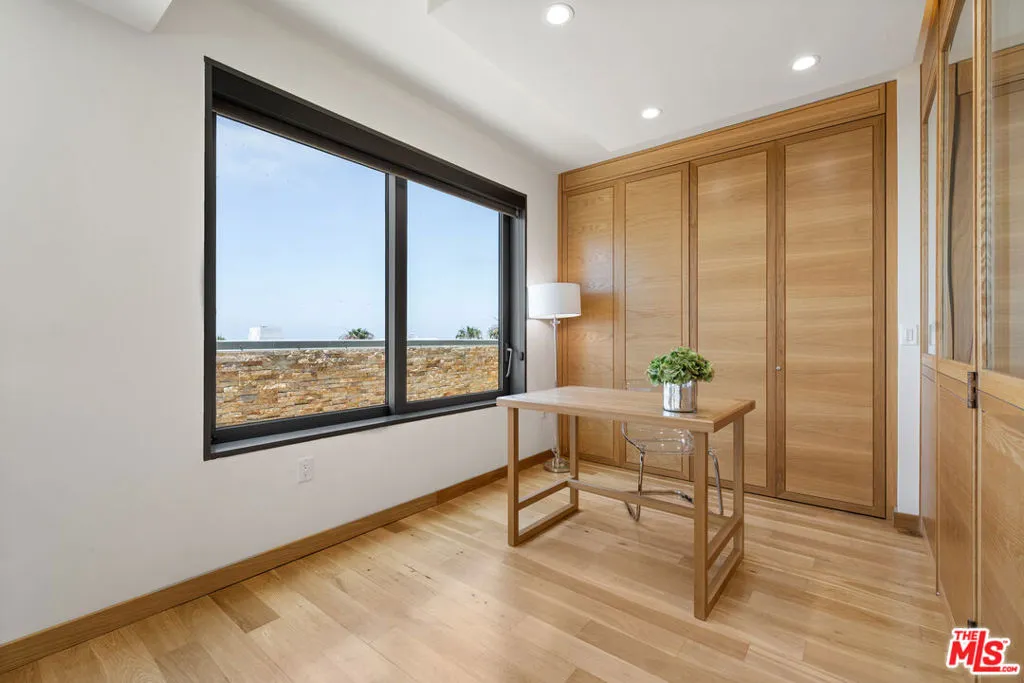 1755 Ocean Avenue 811, Santa Monica, California 90401 home-pic-8