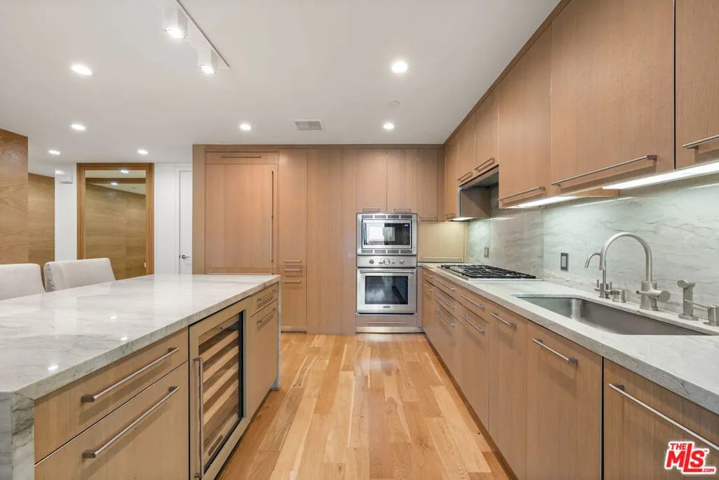 1755 Ocean Avenue 811, Santa Monica, California 90401 home-pic-4