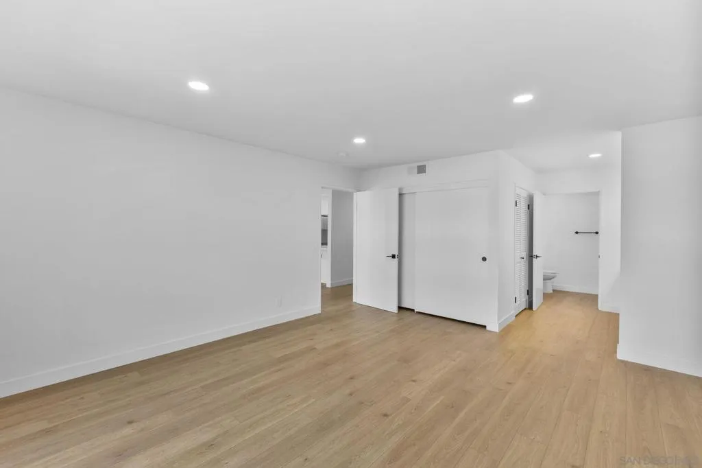 6747 Friars Rd  home-pic-16