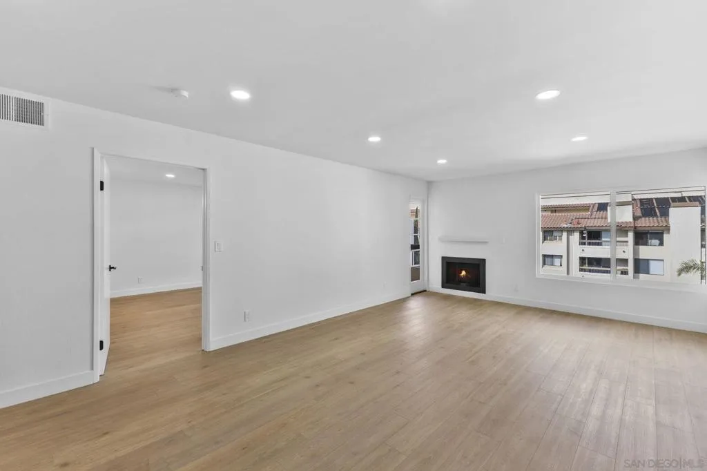 6747 Friars Rd  home-pic-10