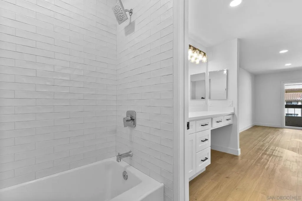 6747 Friars Rd  home-pic-20