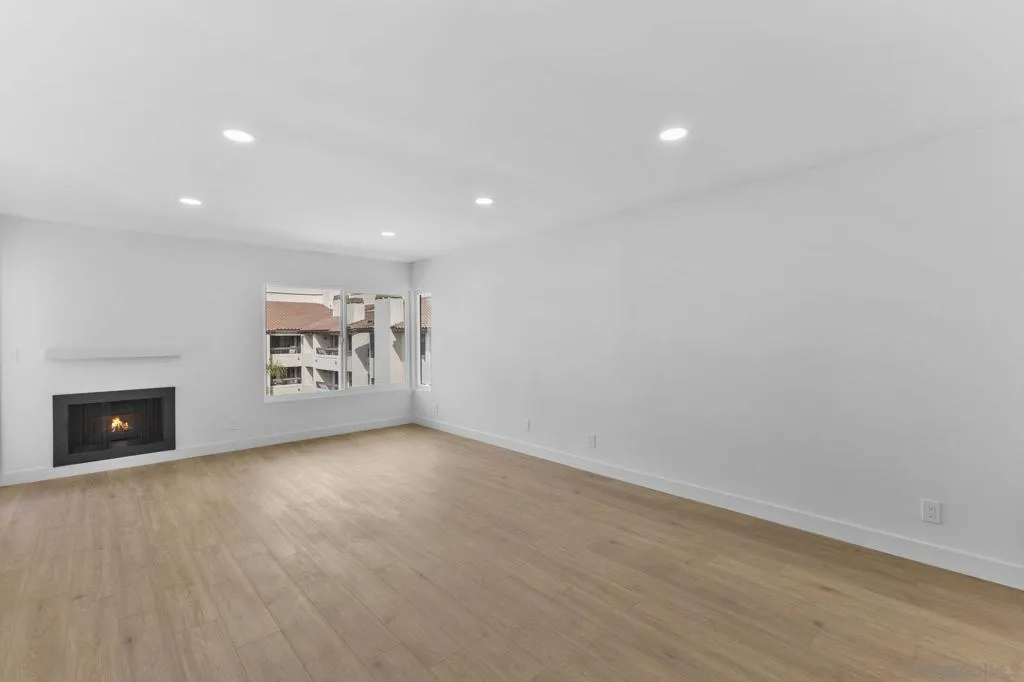 6747 Friars Rd  home-pic-9